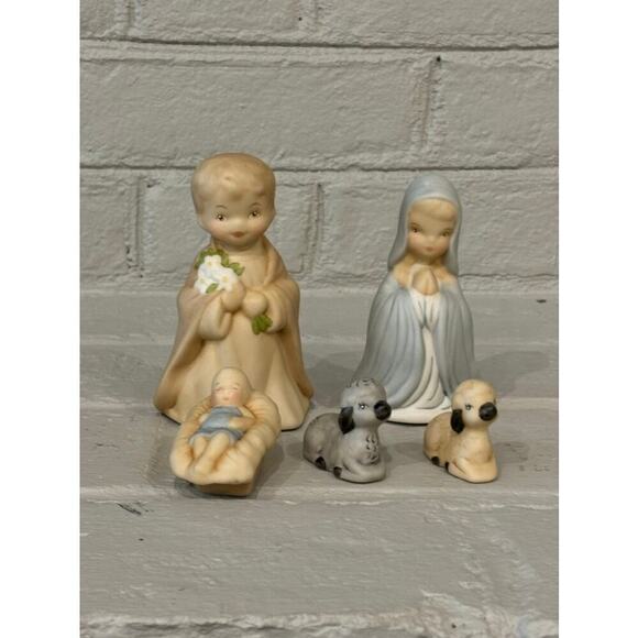 Vintage Editions in Porcelain Nativity Set - Picture 11 of 14